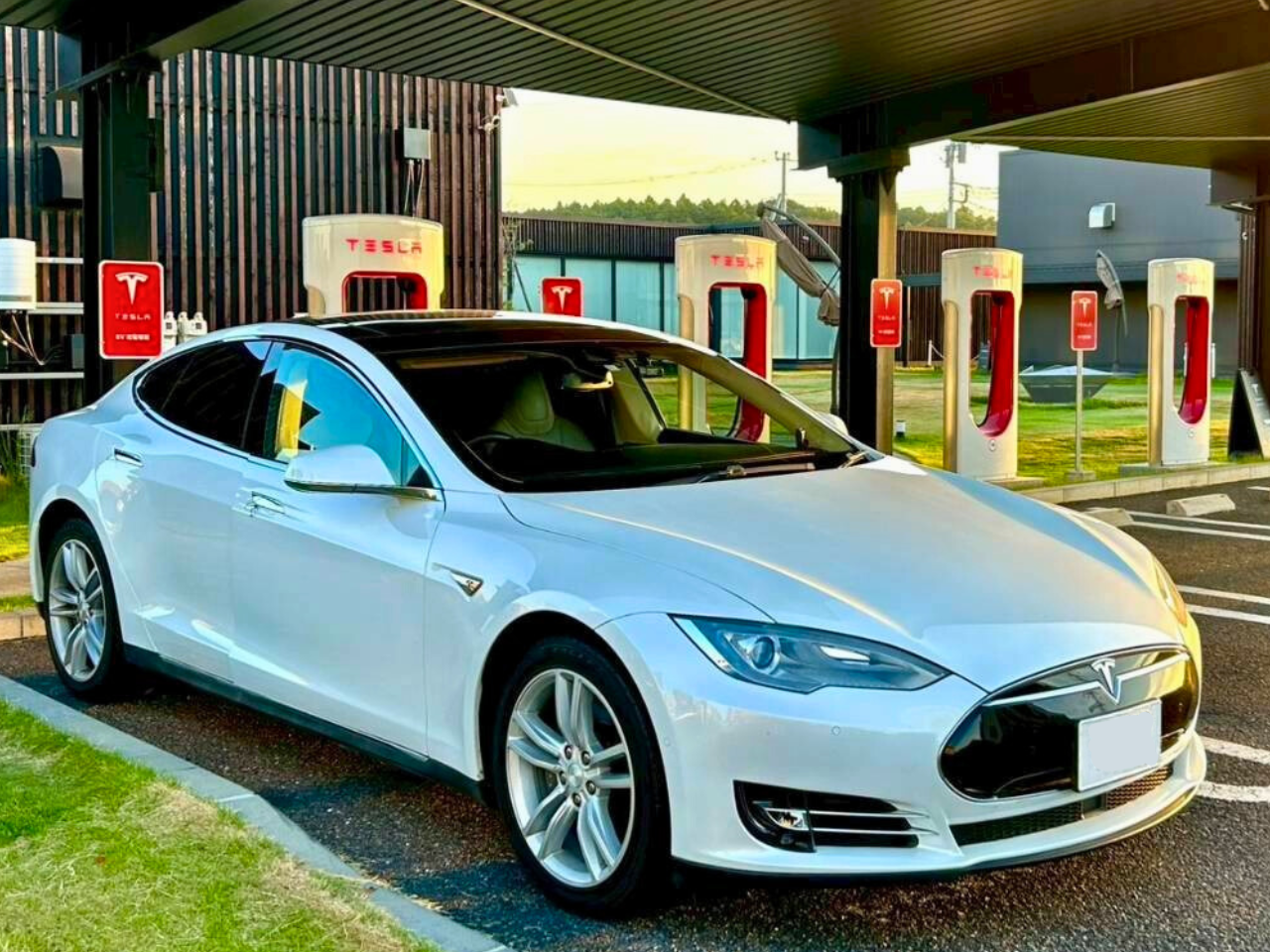 TESLA MODEL S 85（リア駆動）白